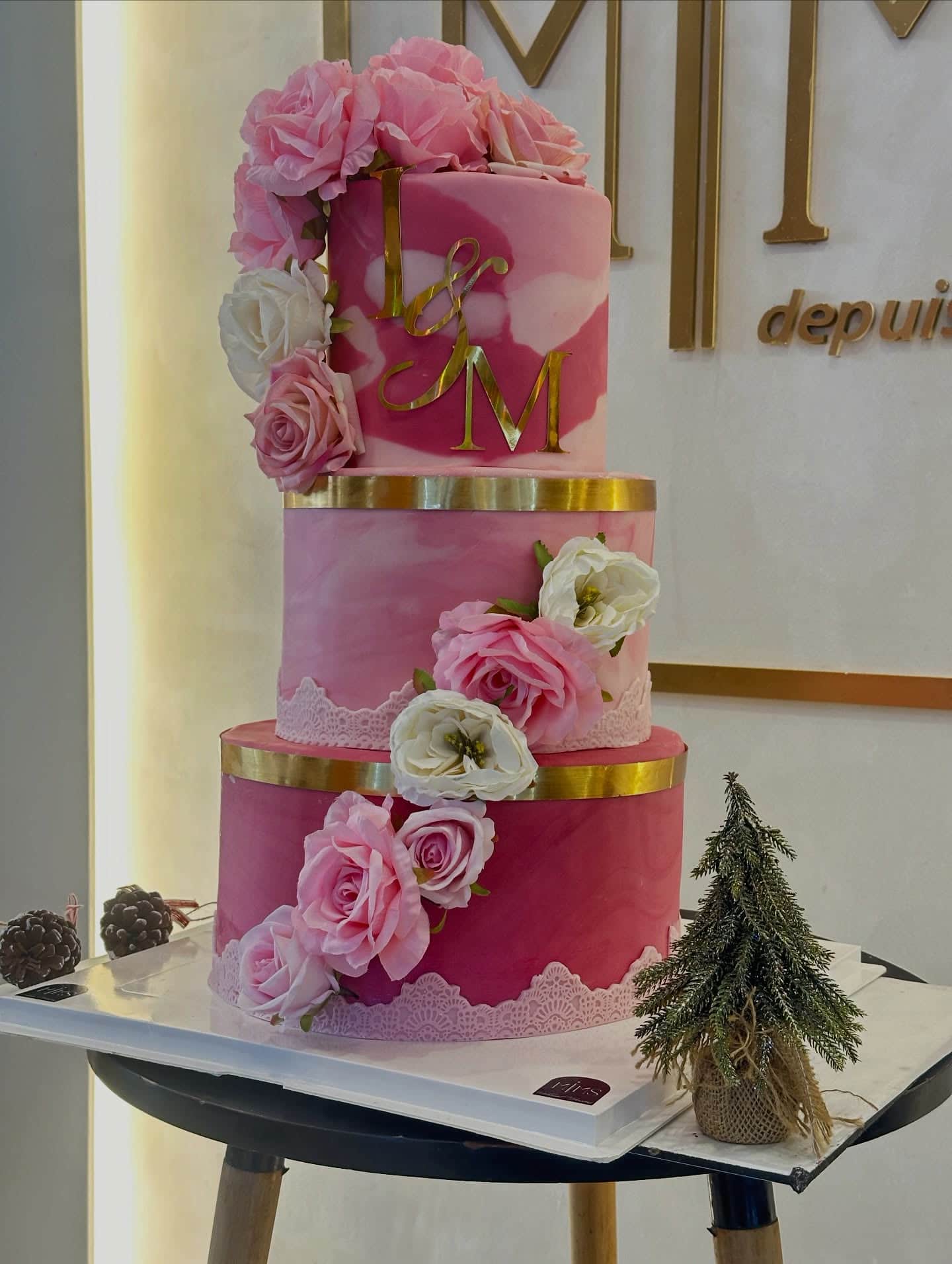 Wedding cake fleuri rose et or signé MIMS