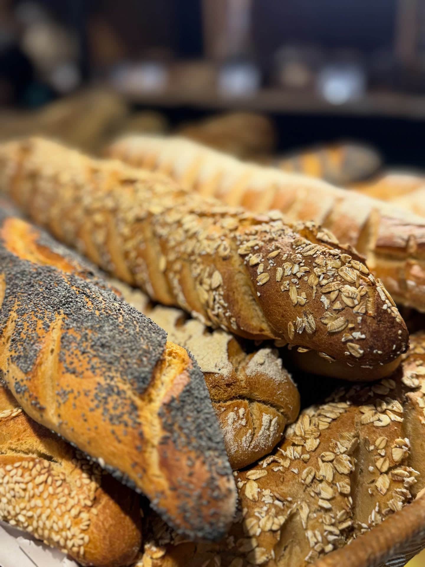 Pains aux graines et baguettes sortis du four