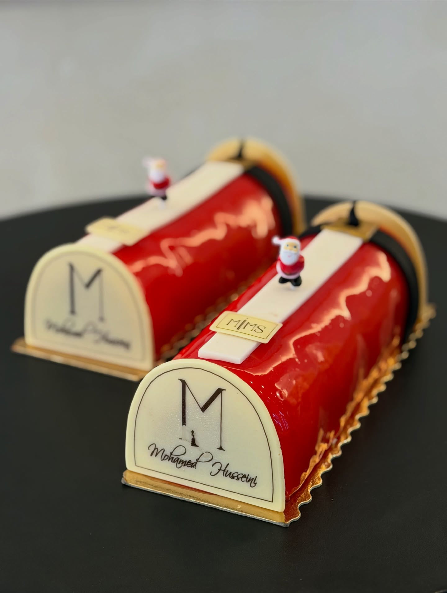 Bûche rouge signée